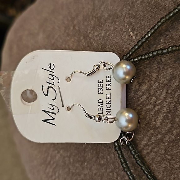 5/$25 Gray and Silver Acrylic Layered Beaded  Necklace Earrings Set - Picture 3 of 4